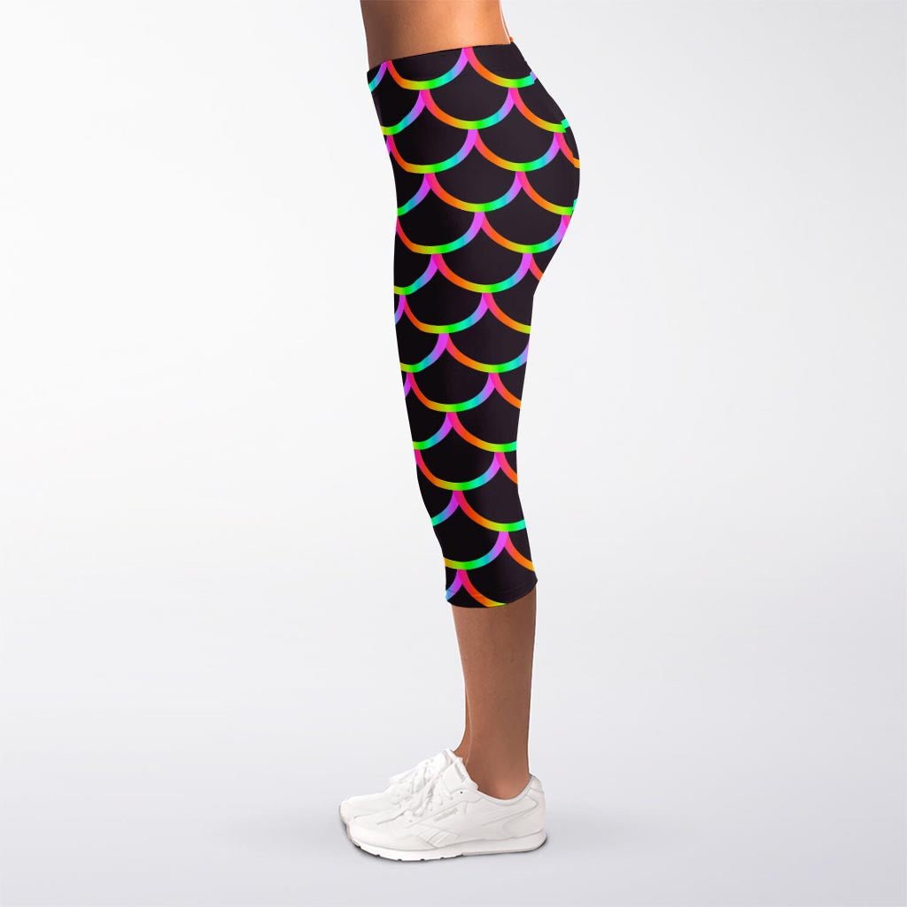 Black Mermaid Scales Pattern Print Women's Capri Leggings