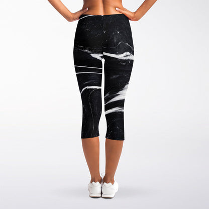 Black White Liquid Marble Print Women's Capri Leggings
