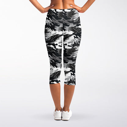 Camouflage Dazzle Wings Pattern Print Women's Capri Leggings