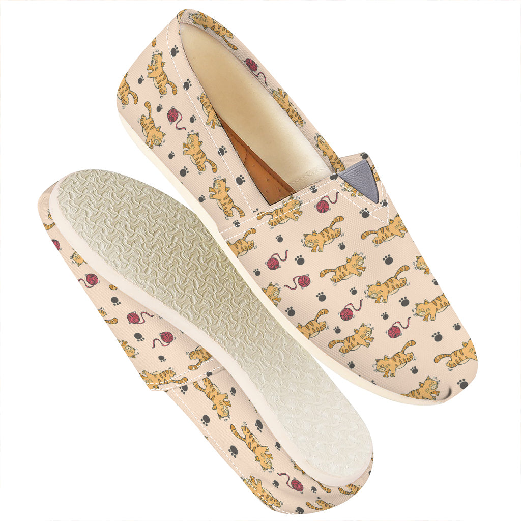Cat And Yarn Ball Pattern Print Casual Shoes
