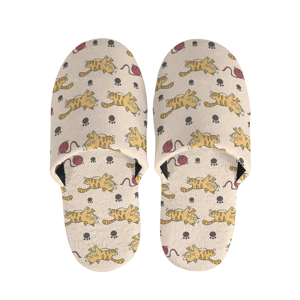 Cat And Yarn Ball Pattern Print Slippers