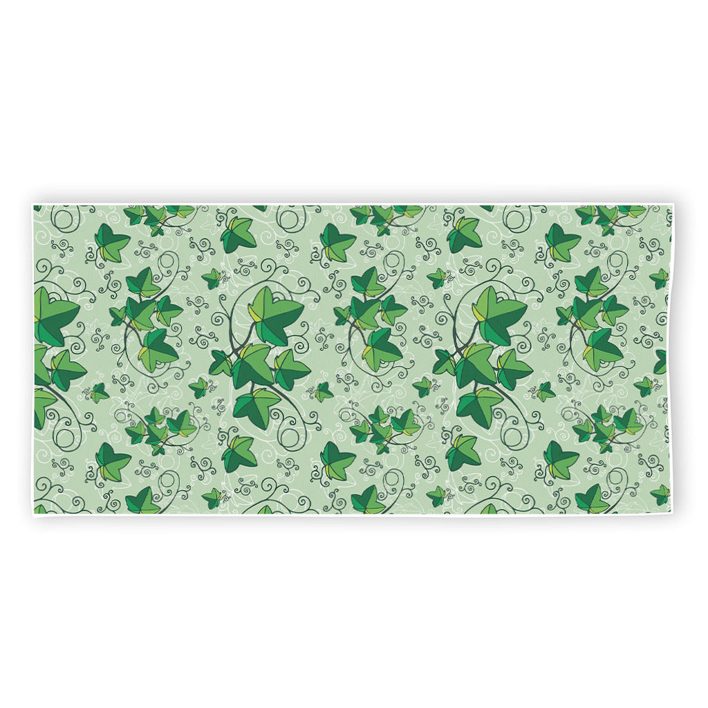 Christmas Ivy Leaf Pattern Print Beach Towel