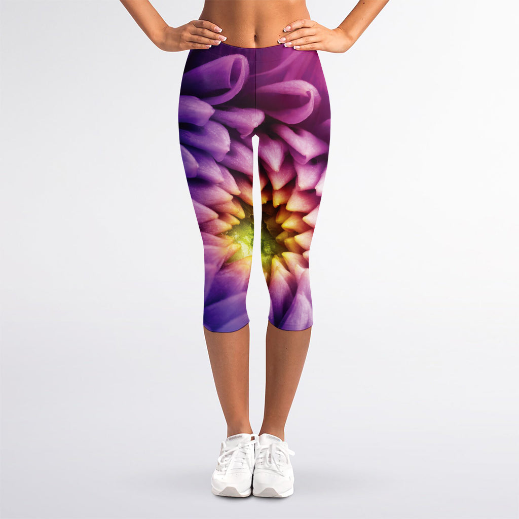Chrysanthemum Flower Print Women's Capri Leggings