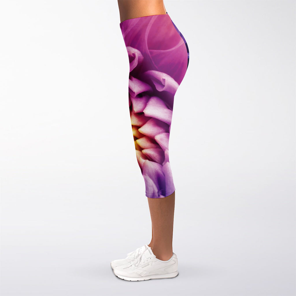 Chrysanthemum Flower Print Women's Capri Leggings