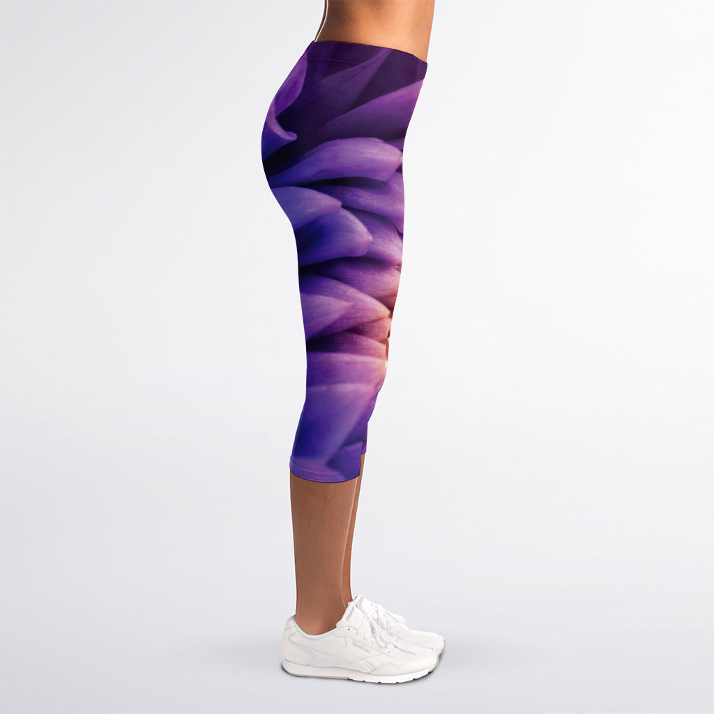 Chrysanthemum Flower Print Women's Capri Leggings