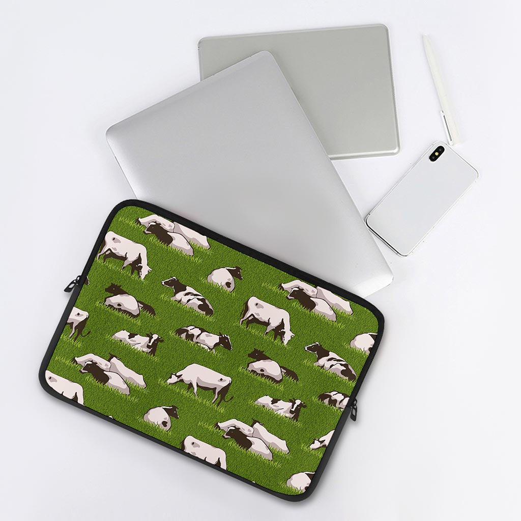 Cow On Green Grass Pattern Print Laptop Sleeve