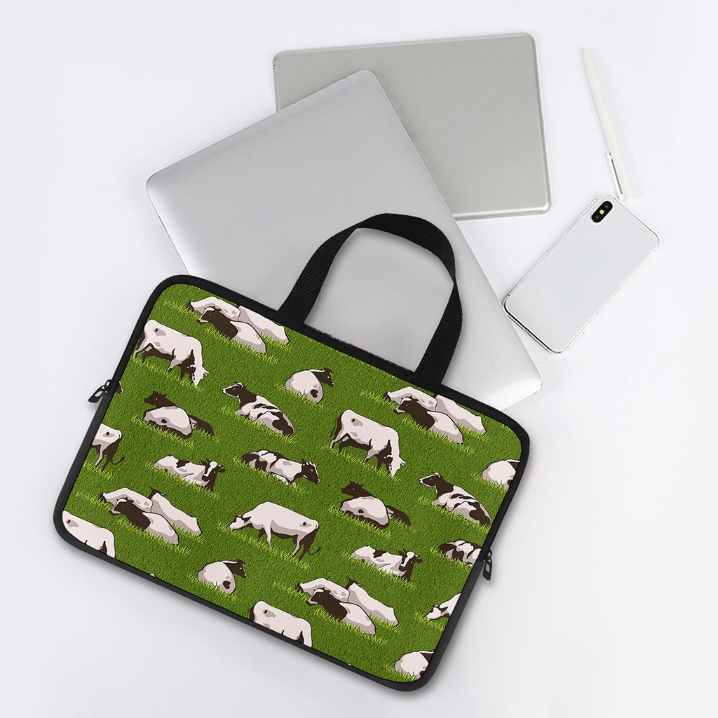 Cow On Green Grass Pattern Print Laptop Sleeve With Handle