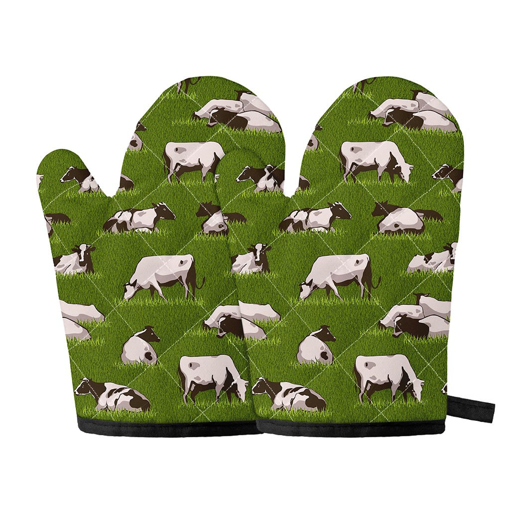 Cow On Green Grass Pattern Print Oven Mitts