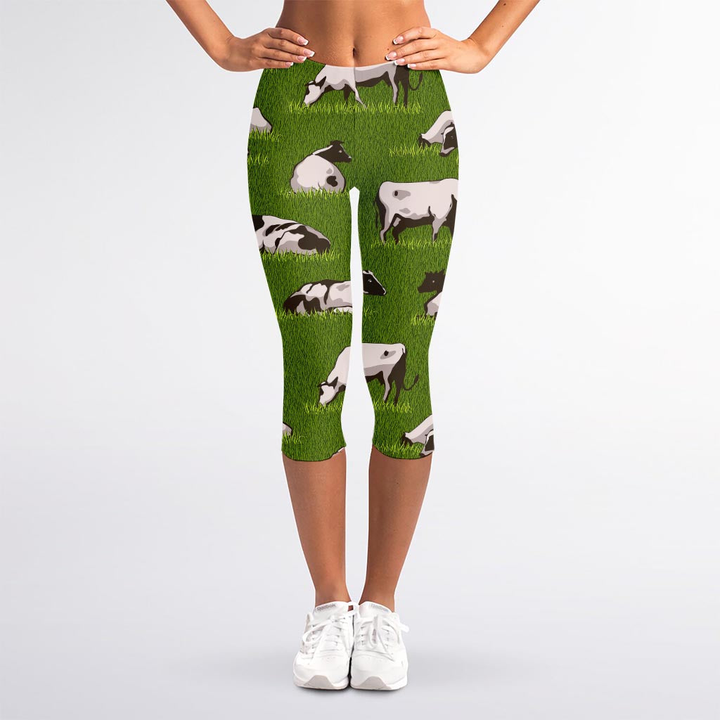Cow On Green Grass Pattern Print Women's Capri Leggings