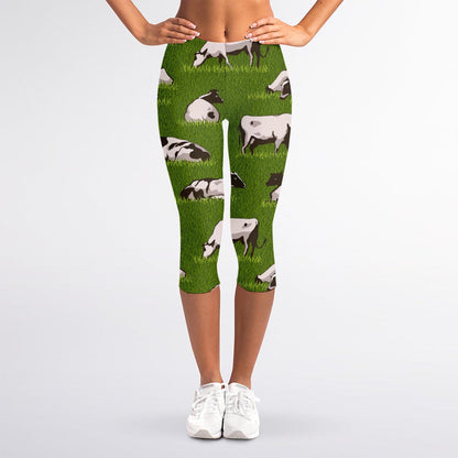 Cow On Green Grass Pattern Print Women's Capri Leggings
