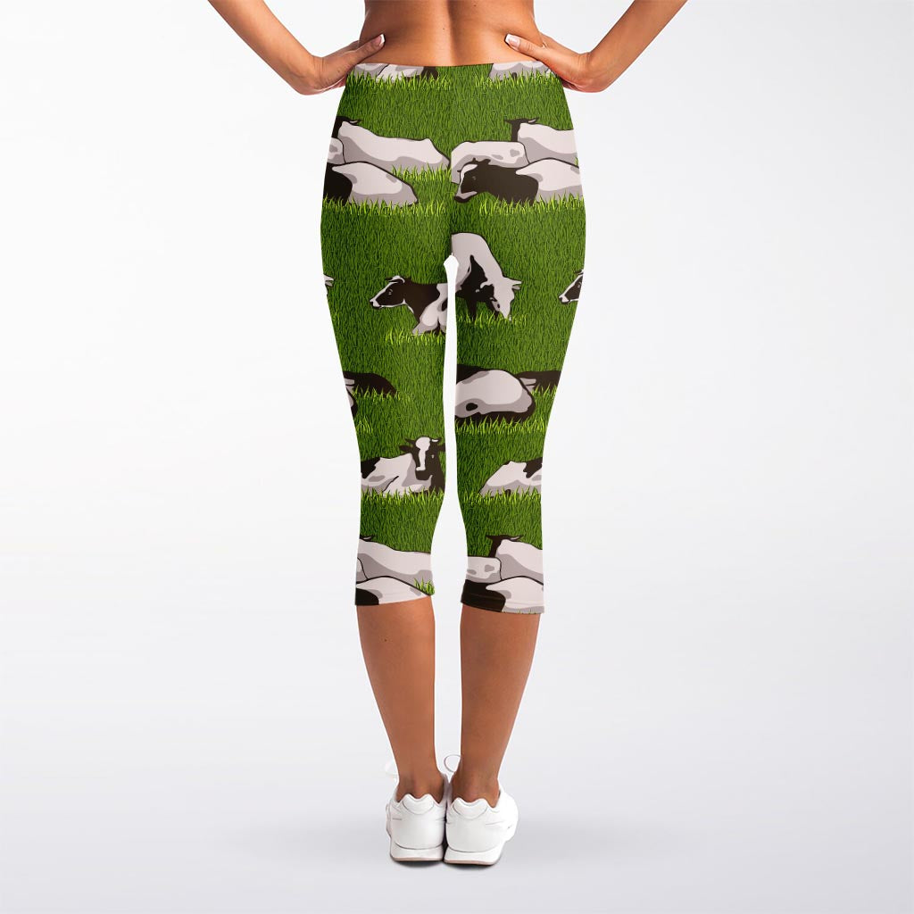 Cow On Green Grass Pattern Print Women's Capri Leggings