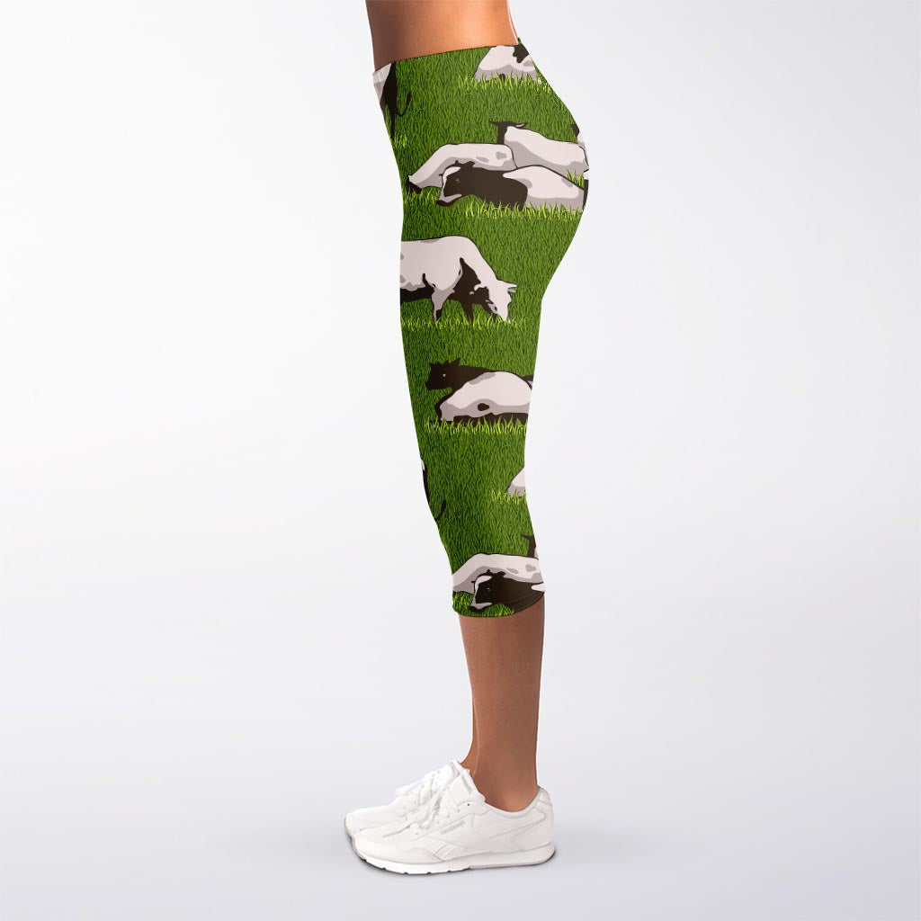 Cow On Green Grass Pattern Print Women's Capri Leggings