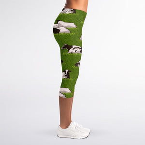 Cow On Green Grass Pattern Print Women's Capri Leggings