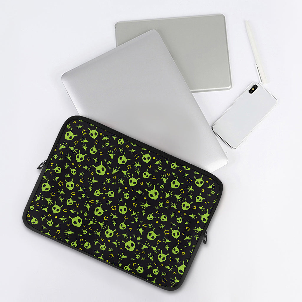 Cute Green Alien Pattern Print Laptop Sleeve