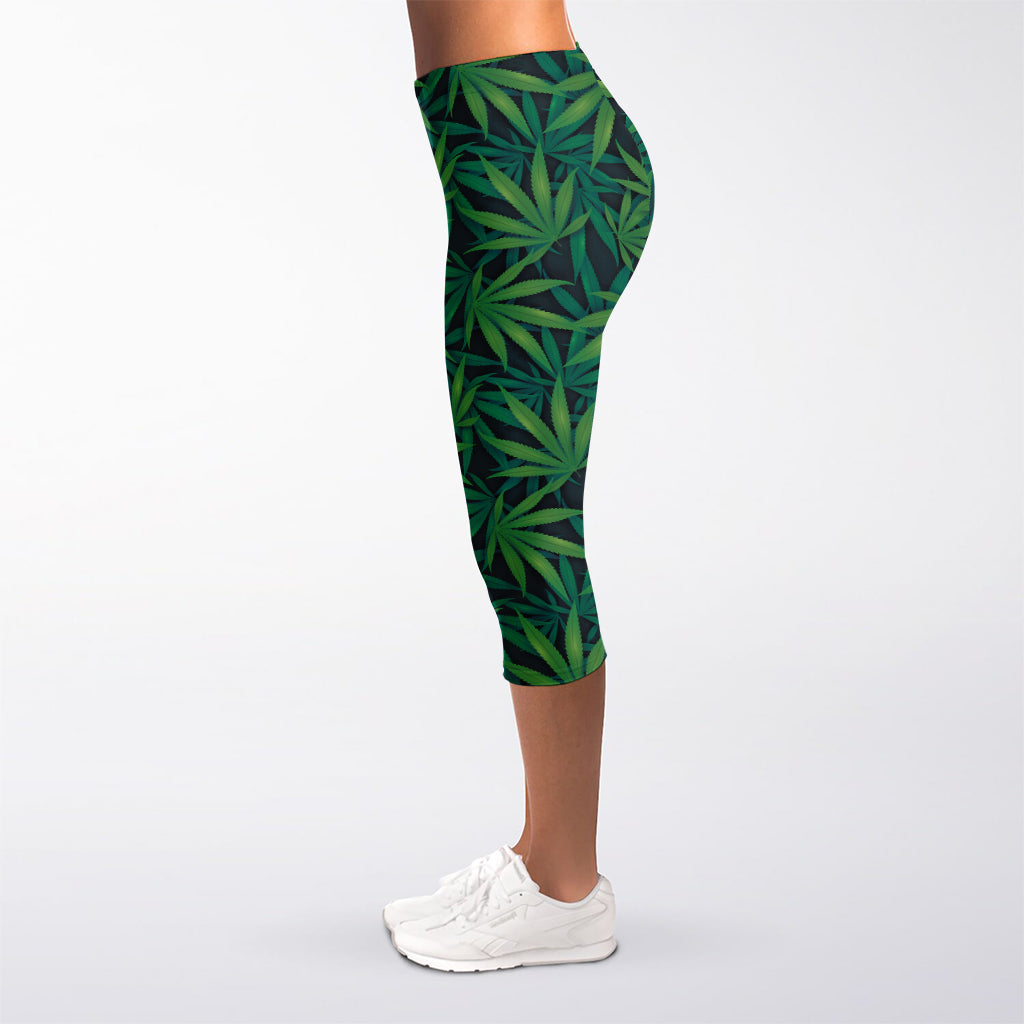 Dark Green Hemp Pattern Print Women's Capri Leggings