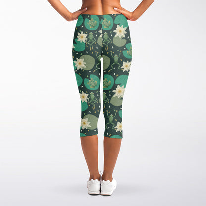Frogs And Water Lilies Pattern Print Women's Capri Leggings