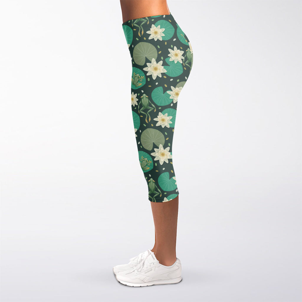 Frogs And Water Lilies Pattern Print Women's Capri Leggings