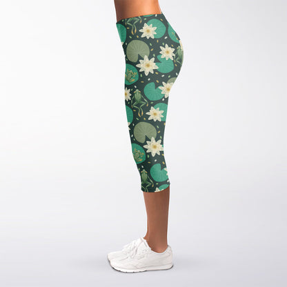 Frogs And Water Lilies Pattern Print Women's Capri Leggings