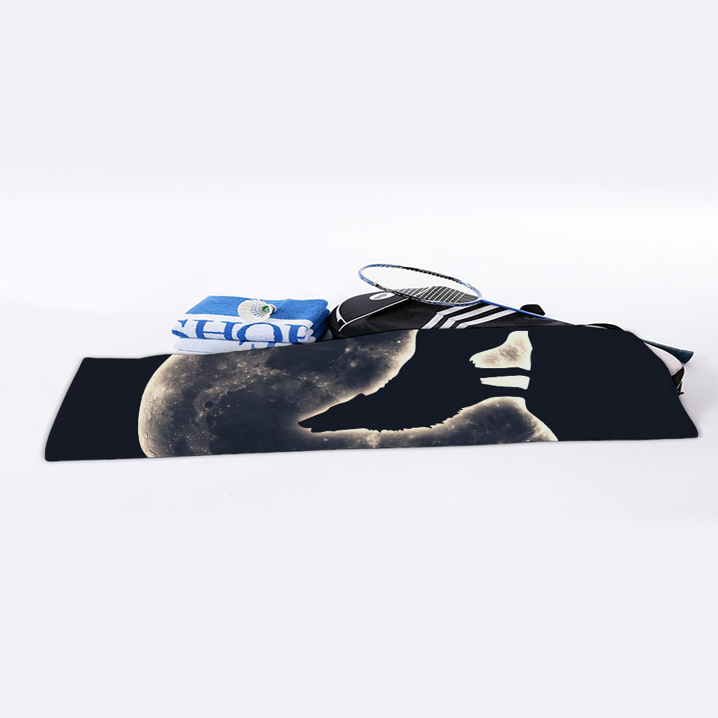 Full Moon Howling Wolf Print Sports Towel