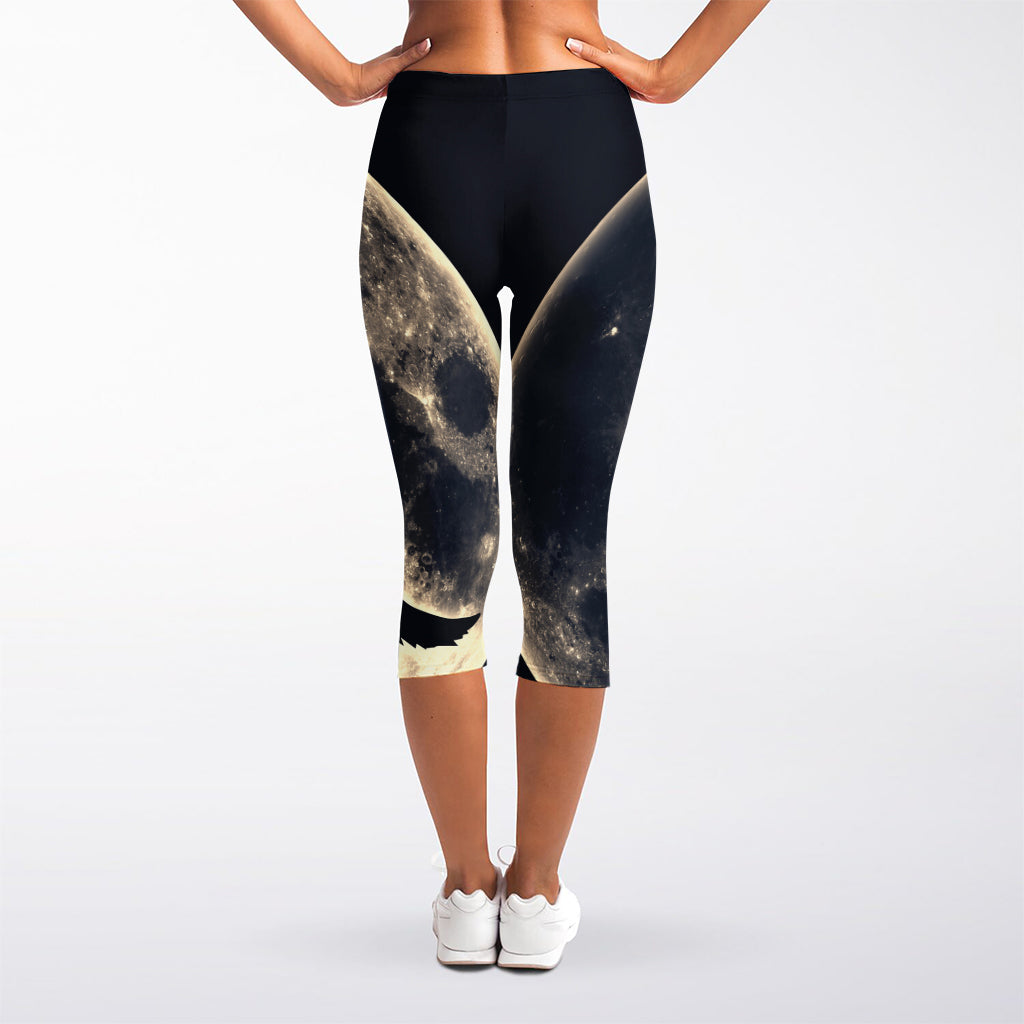 Full Moon Howling Wolf Print Women's Capri Leggings