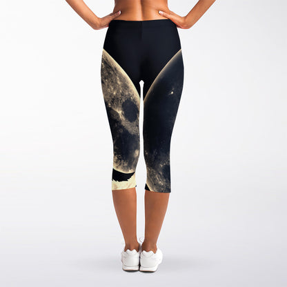 Full Moon Howling Wolf Print Women's Capri Leggings