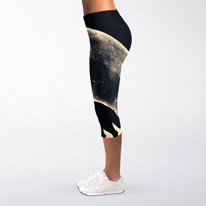 Full Moon Howling Wolf Print Women's Capri Leggings
