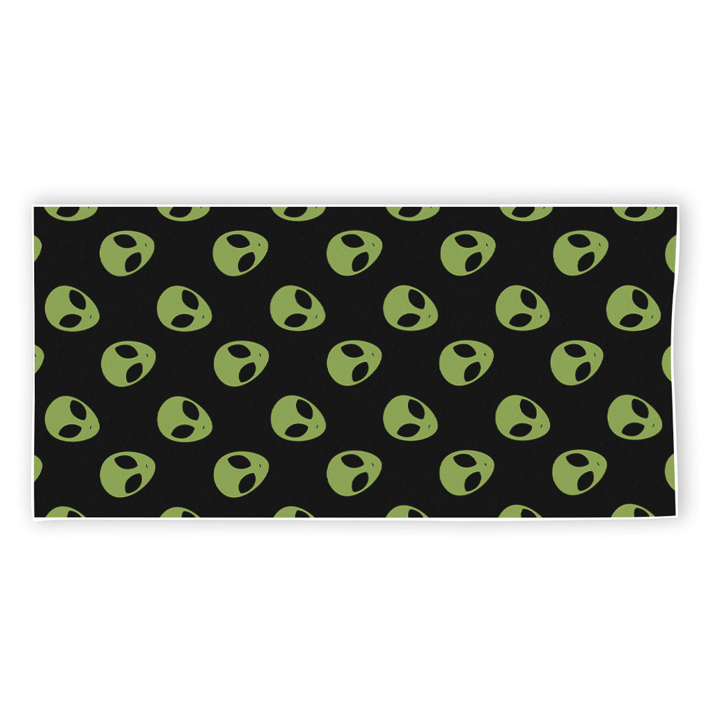 Green Alien Face Pattern Print Beach Towel