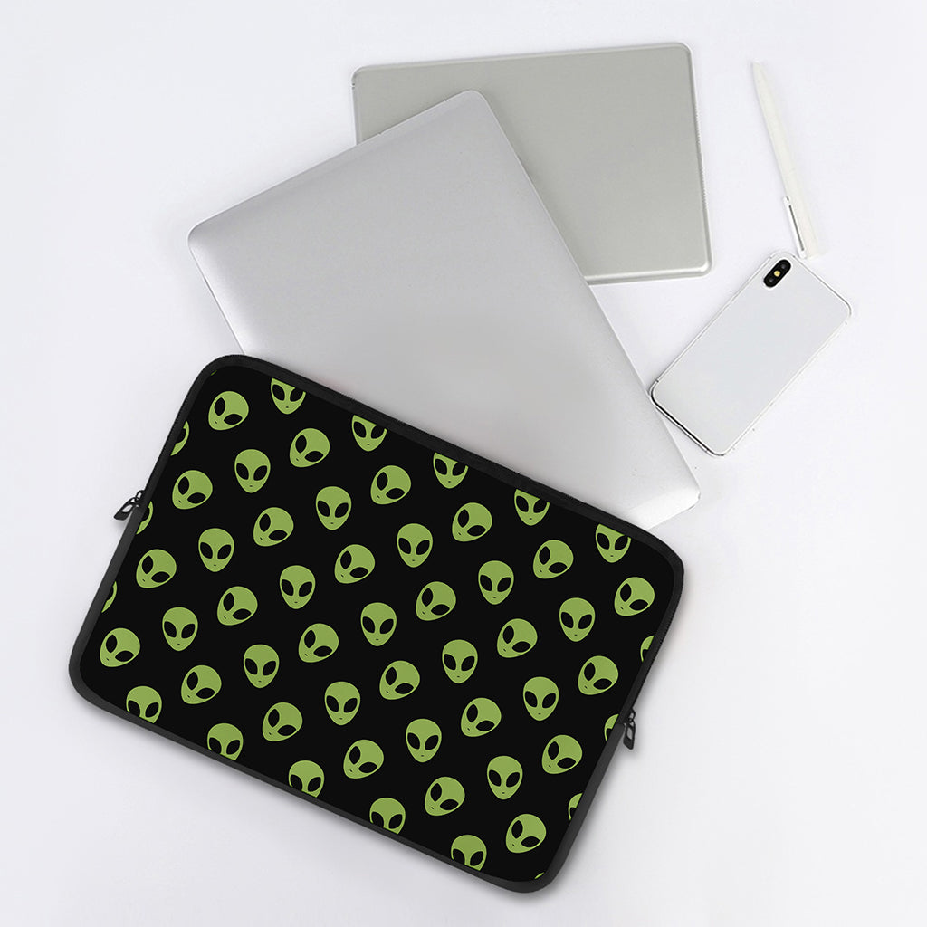 Green Alien Face Pattern Print Laptop Sleeve