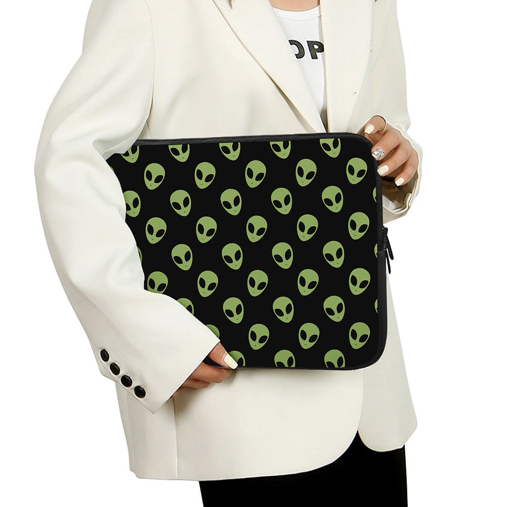 Green Alien Face Pattern Print Laptop Sleeve