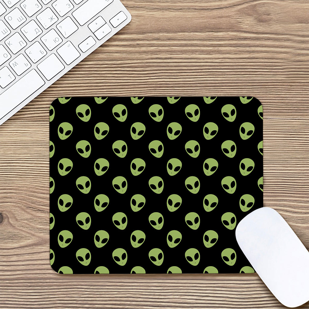 Green Alien Face Pattern Print Mouse Pad