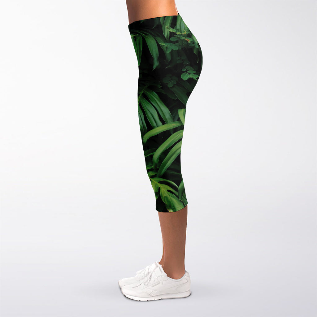 Green Monstera Leaf Print Women's Capri Leggings
