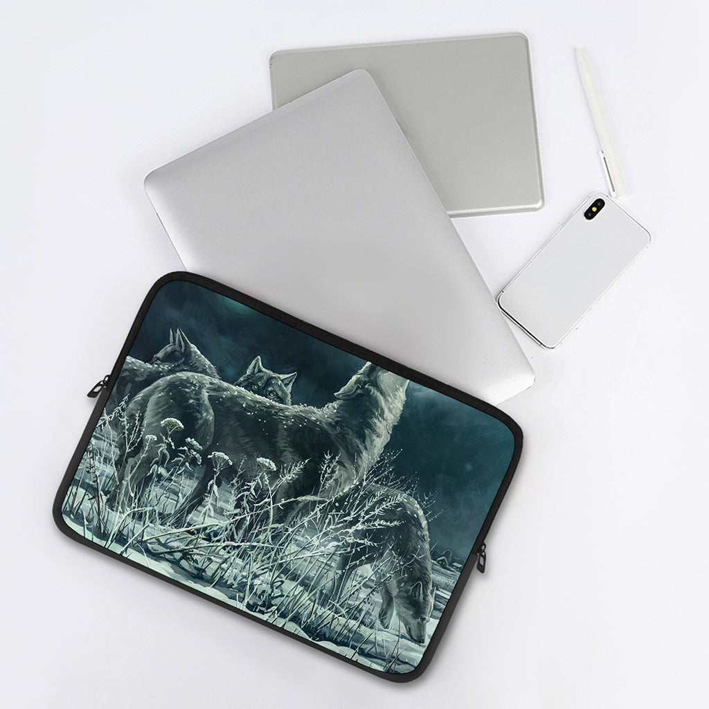 Howling Snowy Wolf Painting Print Laptop Sleeve