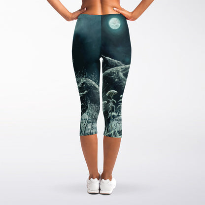 Howling Snowy Wolf Painting Print Women's Capri Leggings