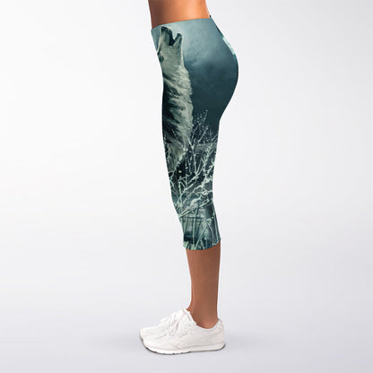 Howling Snowy Wolf Painting Print Women's Capri Leggings