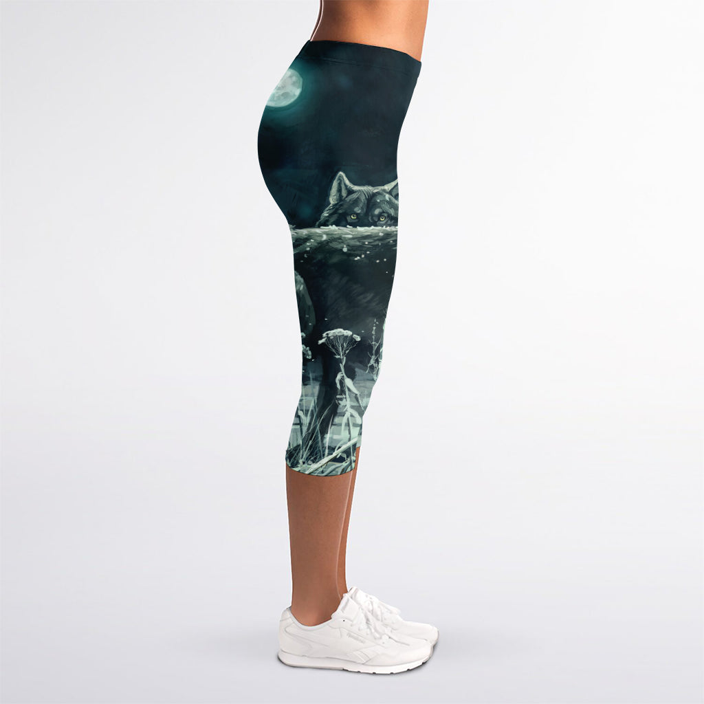 Howling Snowy Wolf Painting Print Women's Capri Leggings