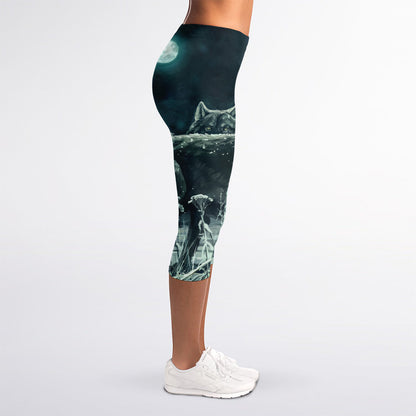 Howling Snowy Wolf Painting Print Women's Capri Leggings
