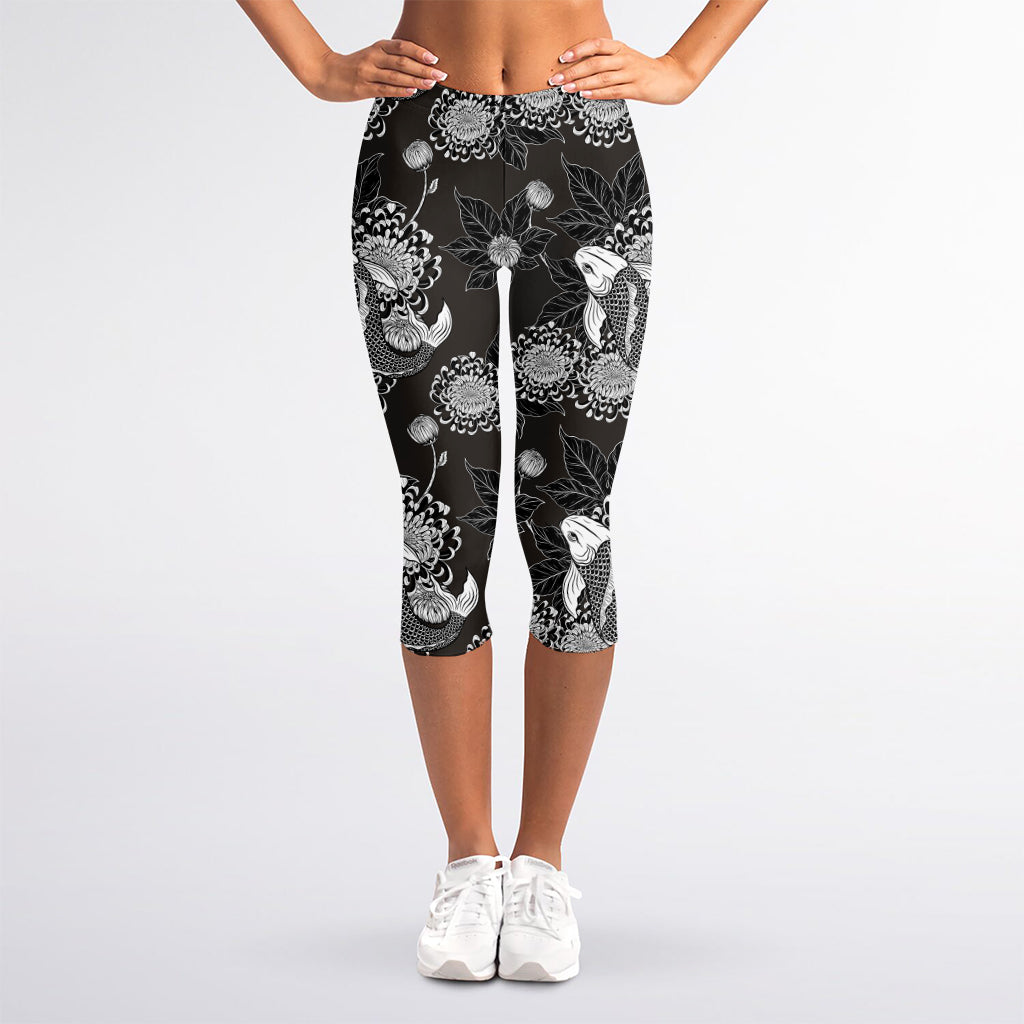 Koi Carp And Chrysanthemum Pattern Print Women's Capri Leggings