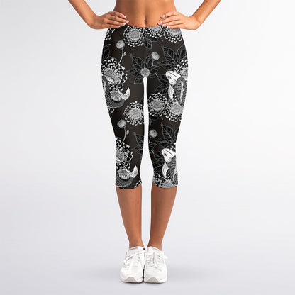 Koi Carp And Chrysanthemum Pattern Print Women's Capri Leggings