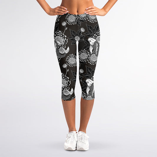 Koi Carp And Chrysanthemum Pattern Print Women's Capri Leggings