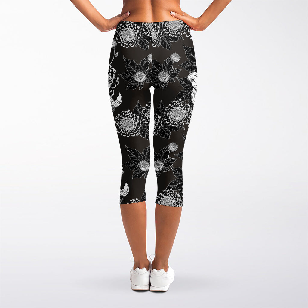 Koi Carp And Chrysanthemum Pattern Print Women's Capri Leggings