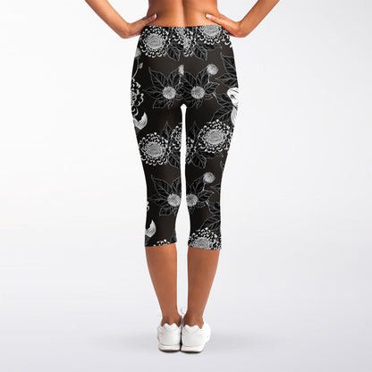 Koi Carp And Chrysanthemum Pattern Print Women's Capri Leggings