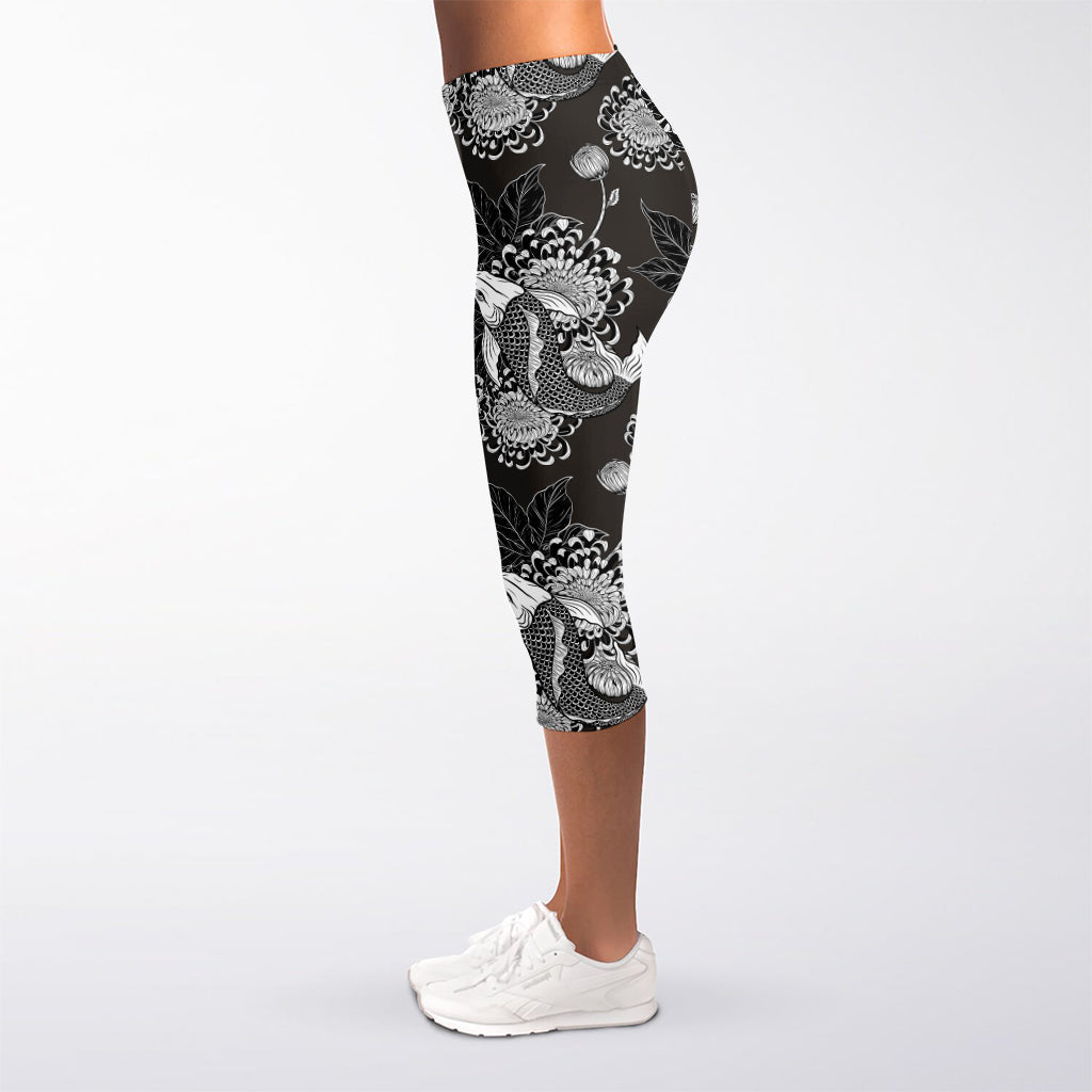 Koi Carp And Chrysanthemum Pattern Print Women's Capri Leggings
