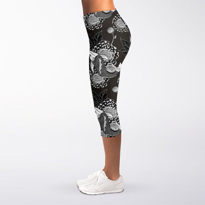 Koi Carp And Chrysanthemum Pattern Print Women's Capri Leggings