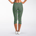 Mardi Gras Zigzag Pattern Print Women's Capri Leggings