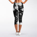 Monochrome Daisy Flower Print Women's Capri Leggings