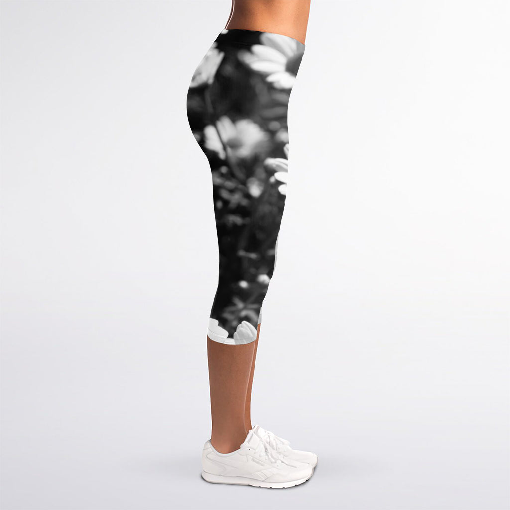 Monochrome Daisy Flower Print Women's Capri Leggings