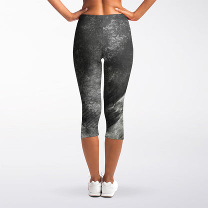 Monochrome Howling Wolf Print Women's Capri Leggings