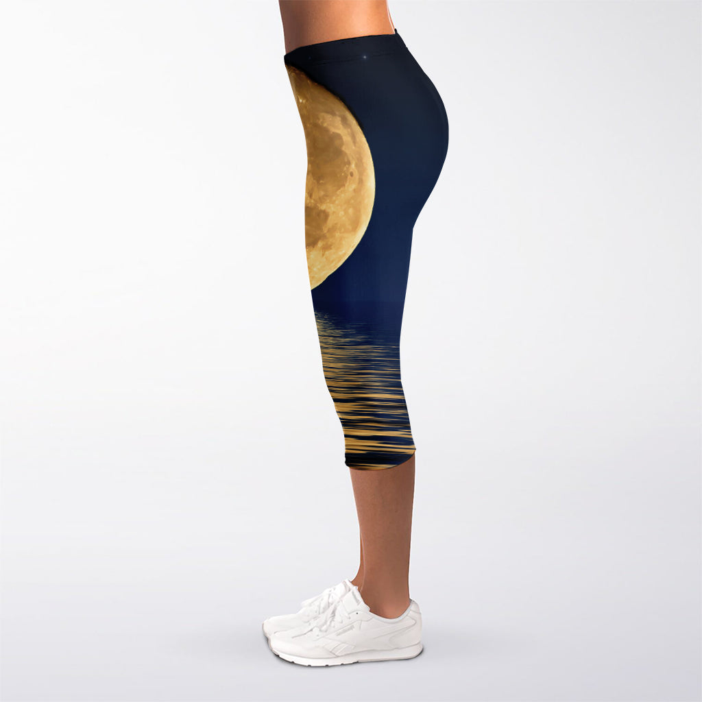Moonlight On The Sea Print Women's Capri Leggings