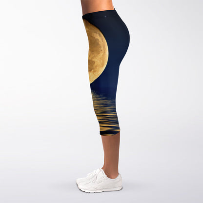 Moonlight On The Sea Print Women's Capri Leggings