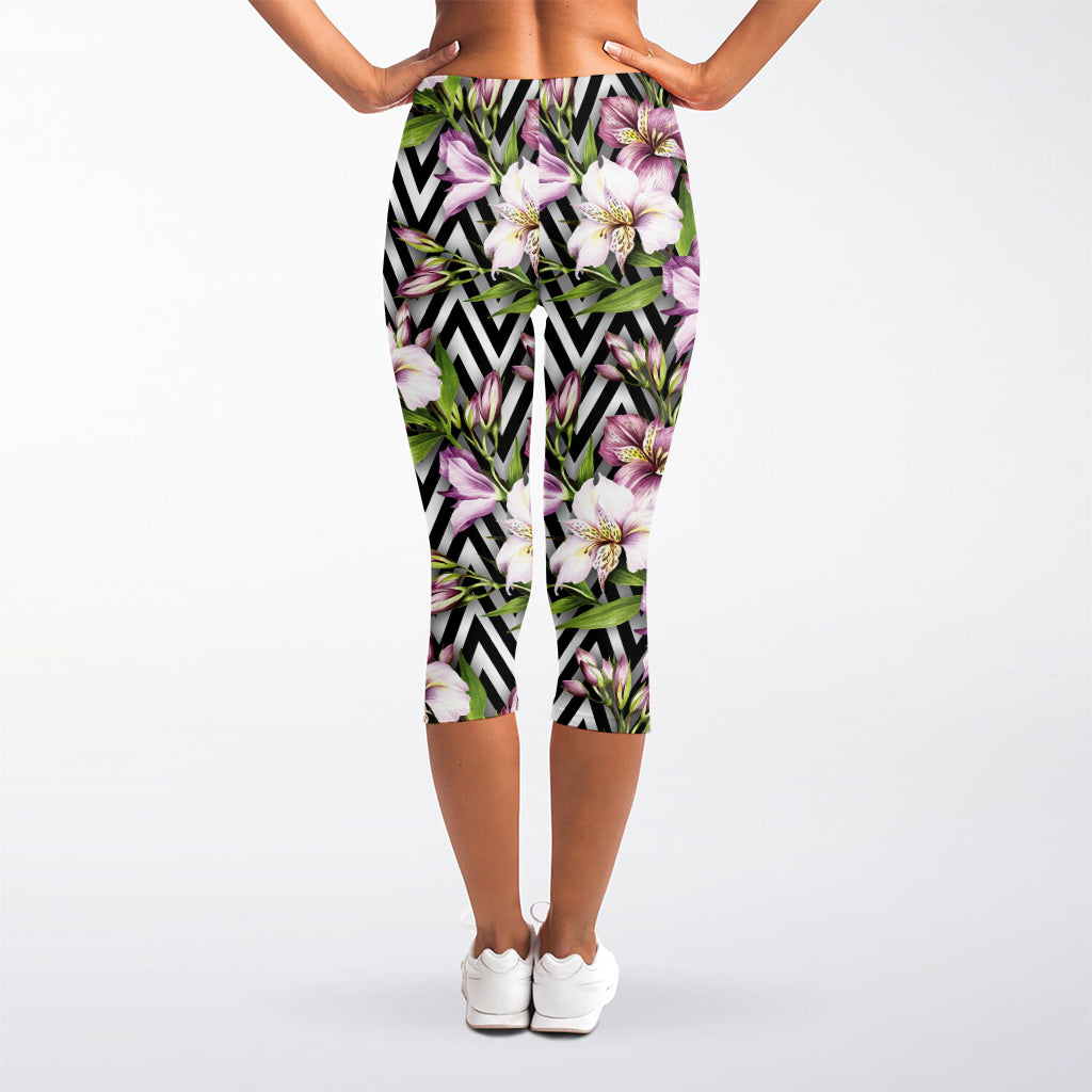 Purple Alstroemeria Zigzag Pattern Print Women's Capri Leggings
